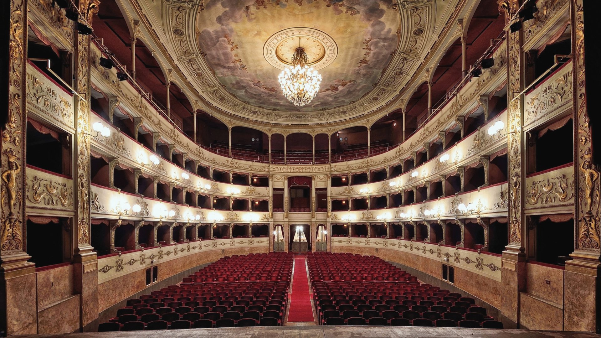 Sala Grande del Teatro della Pergola vista dal palcoscenico, uno degli spazi disponibili del Teatro della Toscana per poter organizzare grandi eventi grazie alla disponibilità di tante sedute (smontabili) e tanti palchi.